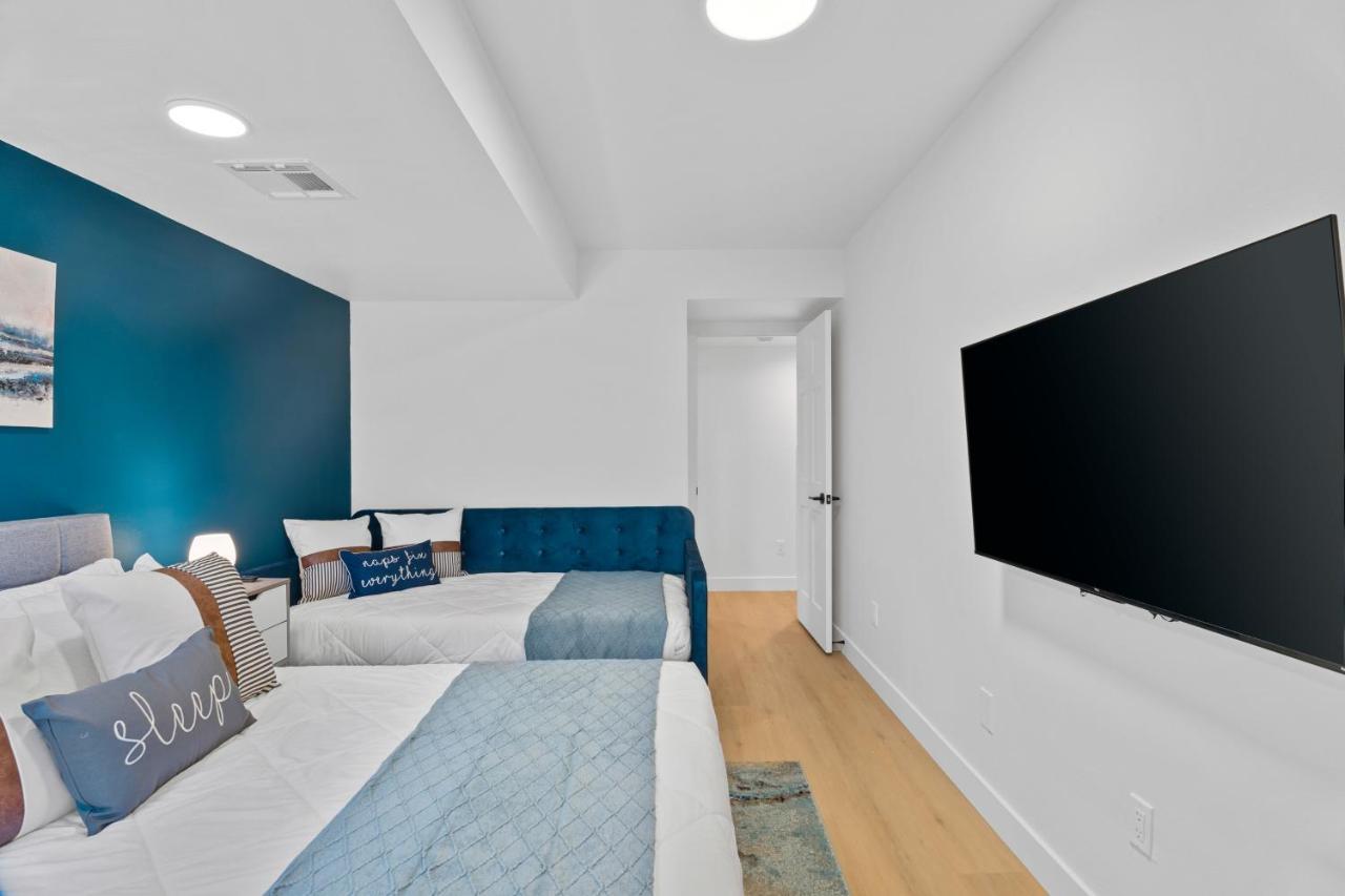 Stylish Phoenix Townhome - Foosball Table, Laundry, Parking! Экстерьер фото